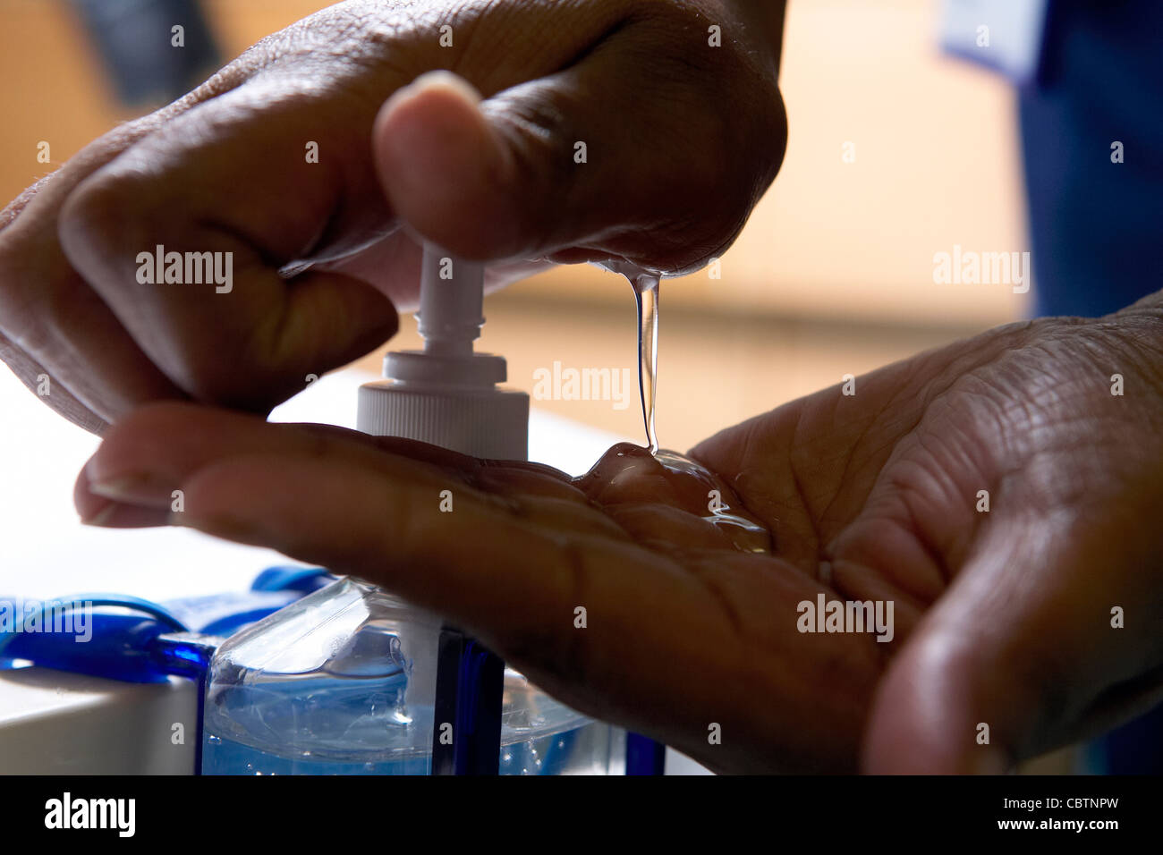 Eine Krankenschwester reibt ihre Hände mit Alkohol Gel, Teil der Infektionskontrolle in einem UK-Krankenhaus, die Ausbreitung von Keimen zu verhindern. Stockfoto