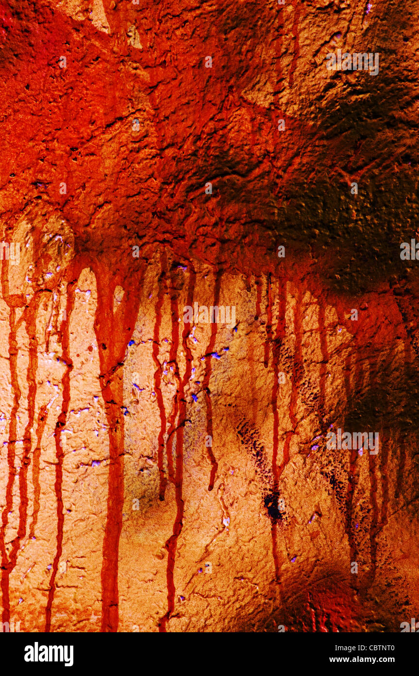 Rotes Blut befleckt Wand, Grunge abstrakten Hintergrund Stockfoto