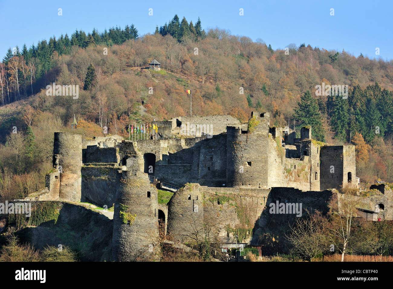 Mittelalterliche Burgruine In La Roche En Ardenne Ardennen Belgien mittelalterliche-burgruine-in-la-roche-en-ardenne-ardennen-belgien