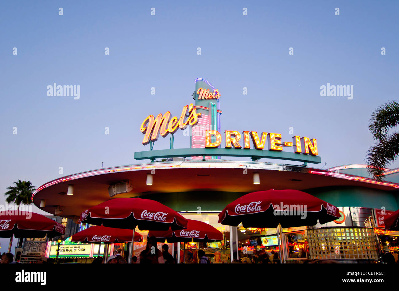 Mel es Drive-In Restaurant mit Diners im Freien in der Dämmerung Universal Studios Orlando, Florida. Stockfoto