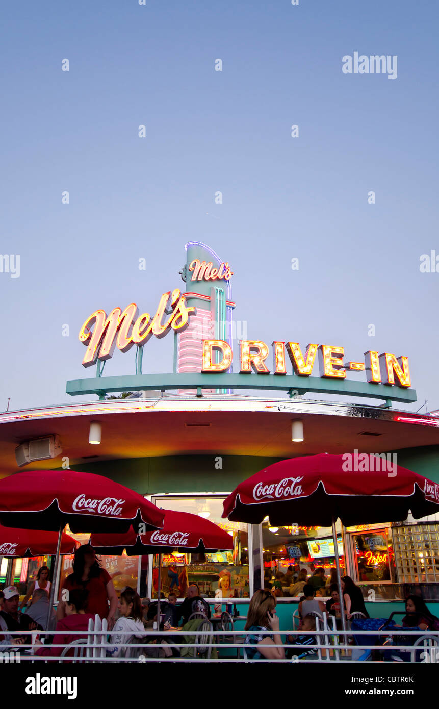 Mel es Drive-In Restaurant mit Diners im Freien in der Dämmerung Universal Studios Orlando, Florida. Stockfoto