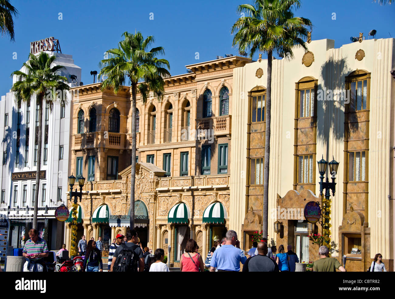 Hollywood Boulevard Gebäude und Touristen bei Universal Studios Orlando Florida Stockfoto