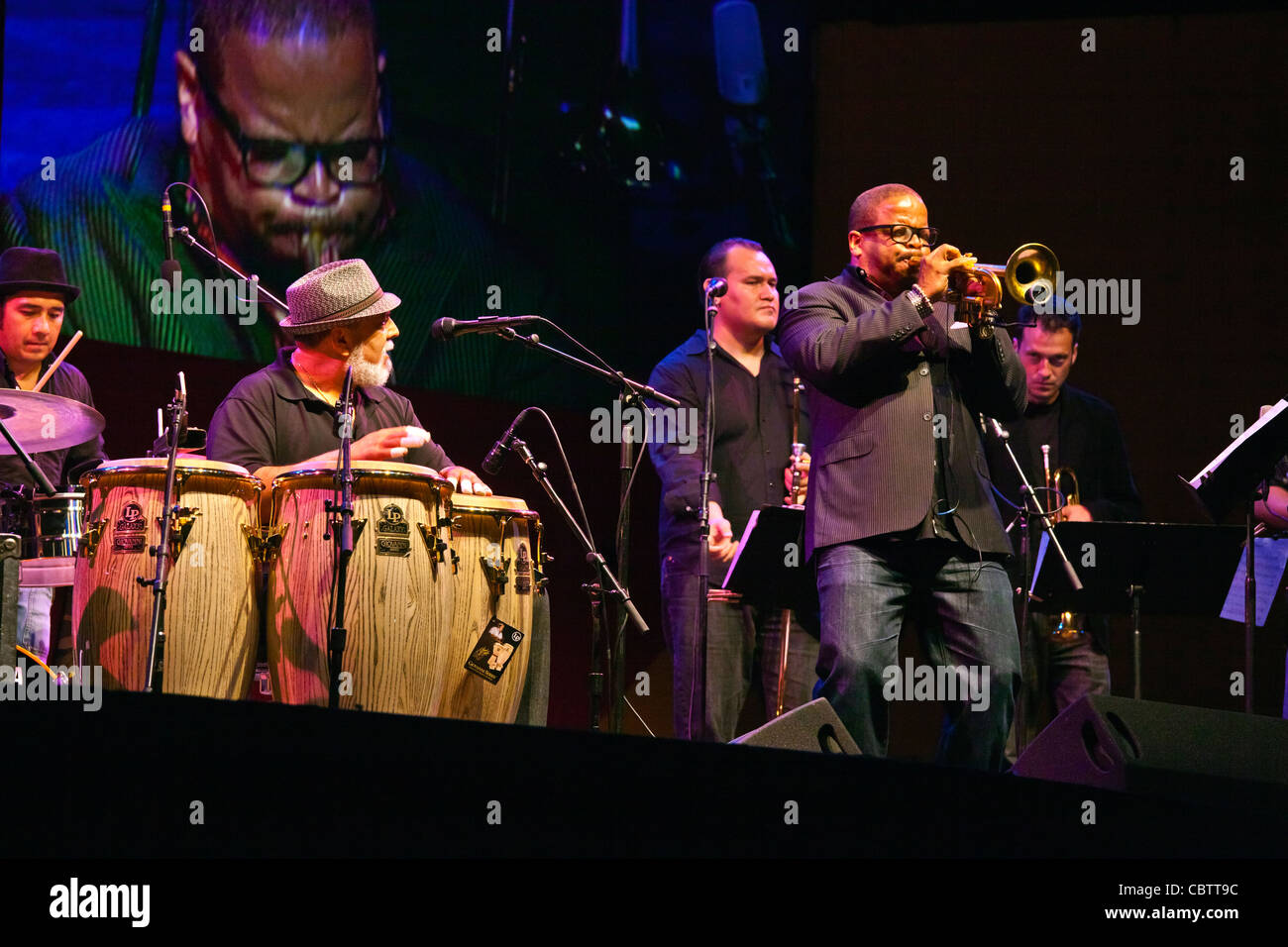 TERENCE BLANCHARD spielt Trompete mit PONCHO SANCHEZ und seiner Latin Jazz Band - 54. MONTEREY JAZZ FESTIVAL 2011 Stockfoto