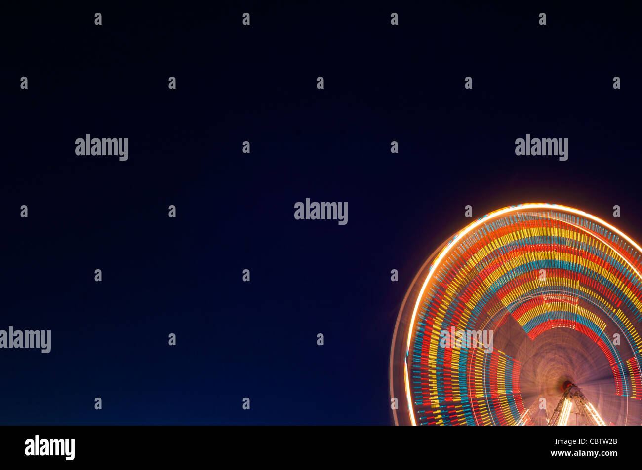 Lichtspuren vom Riesenrad auf Central Pier, Blackpool, UK, in der Nacht während der jährlichen Illuminationen Spinnen Stockfoto