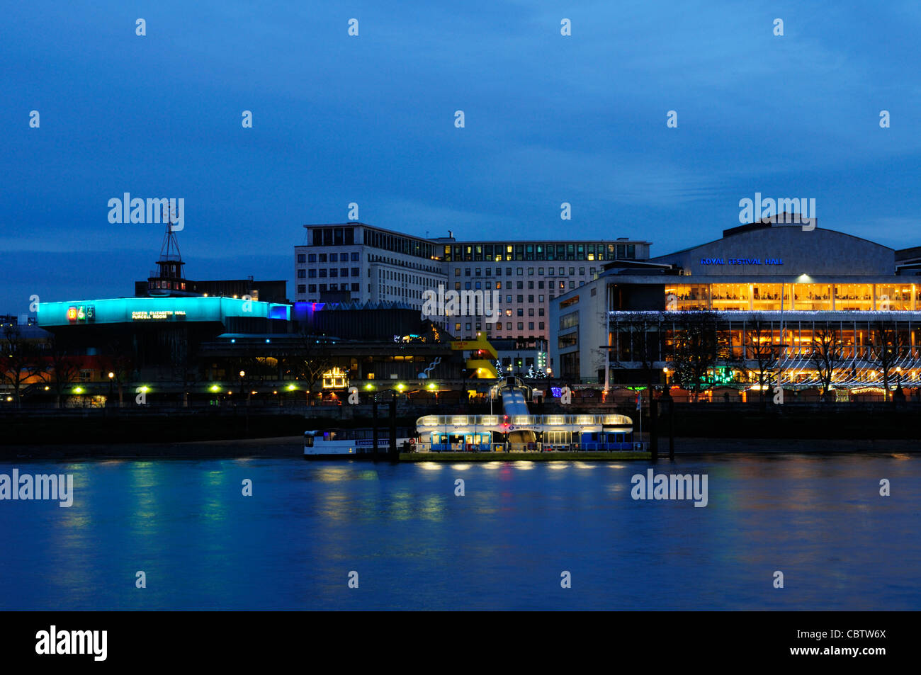 Queen Elizabeth Hall, Purcell Room, Royal Festival Hall und Festival Pier an der Dämmerung, London, England, UK Stockfoto