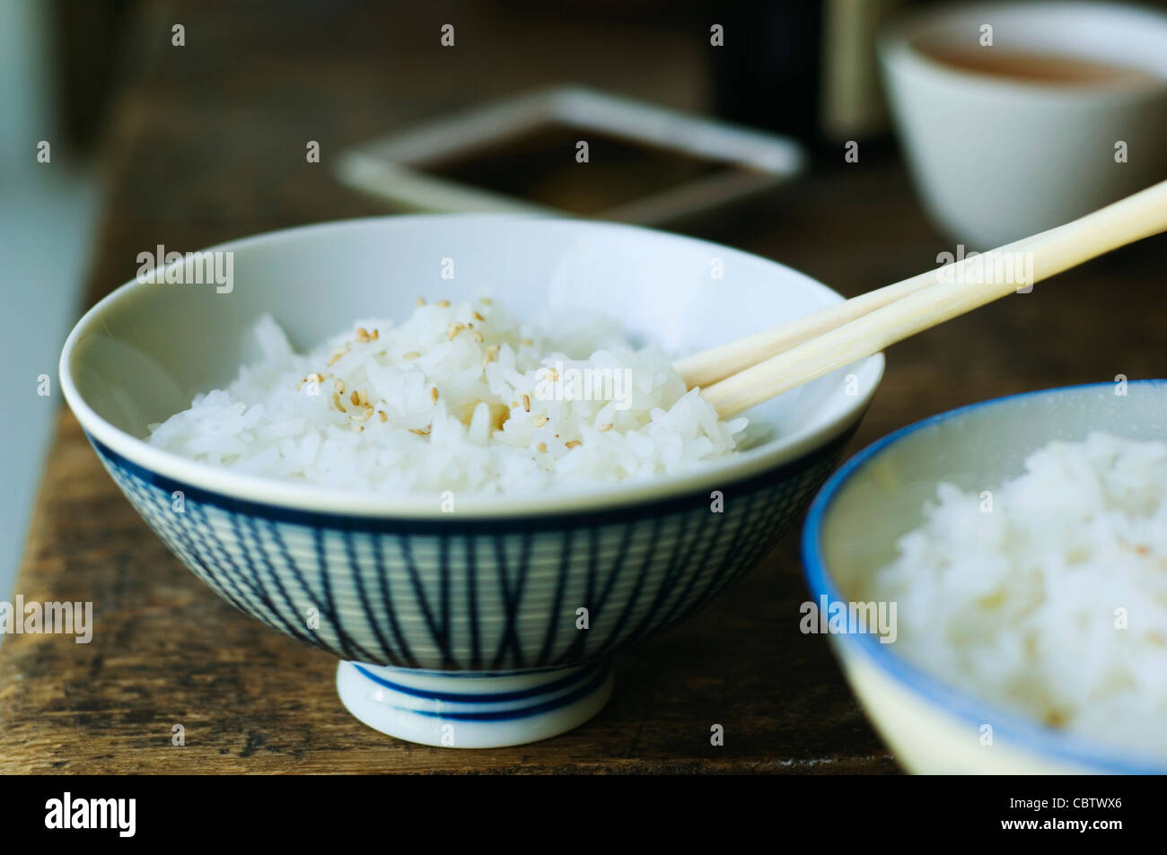Schüssel mit Reis und Stäbchen Stockfoto