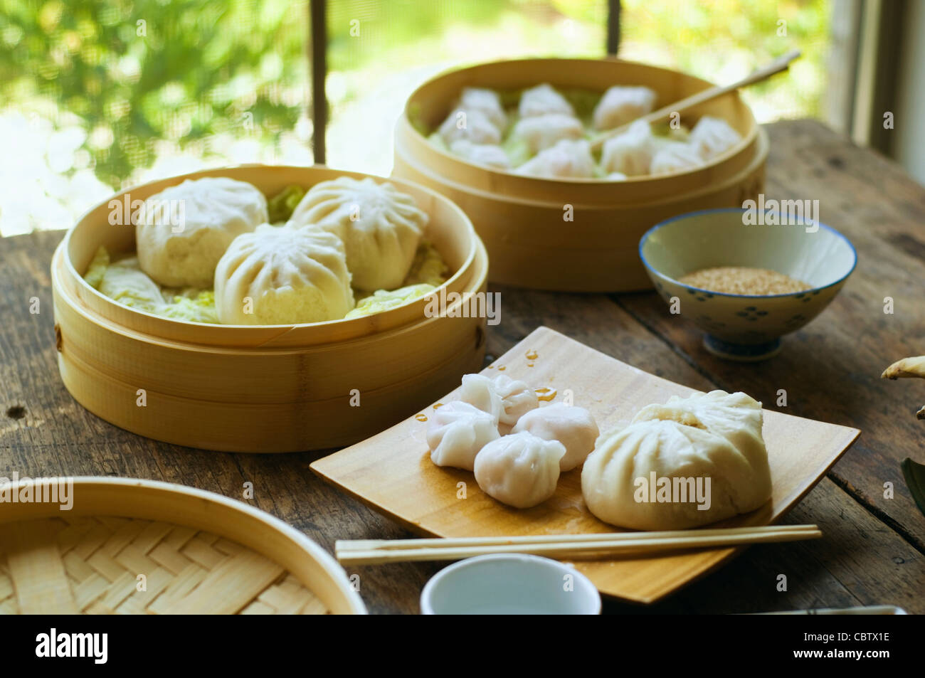 Asiatische Knödel in Dampfer mit Kohl Stockfoto