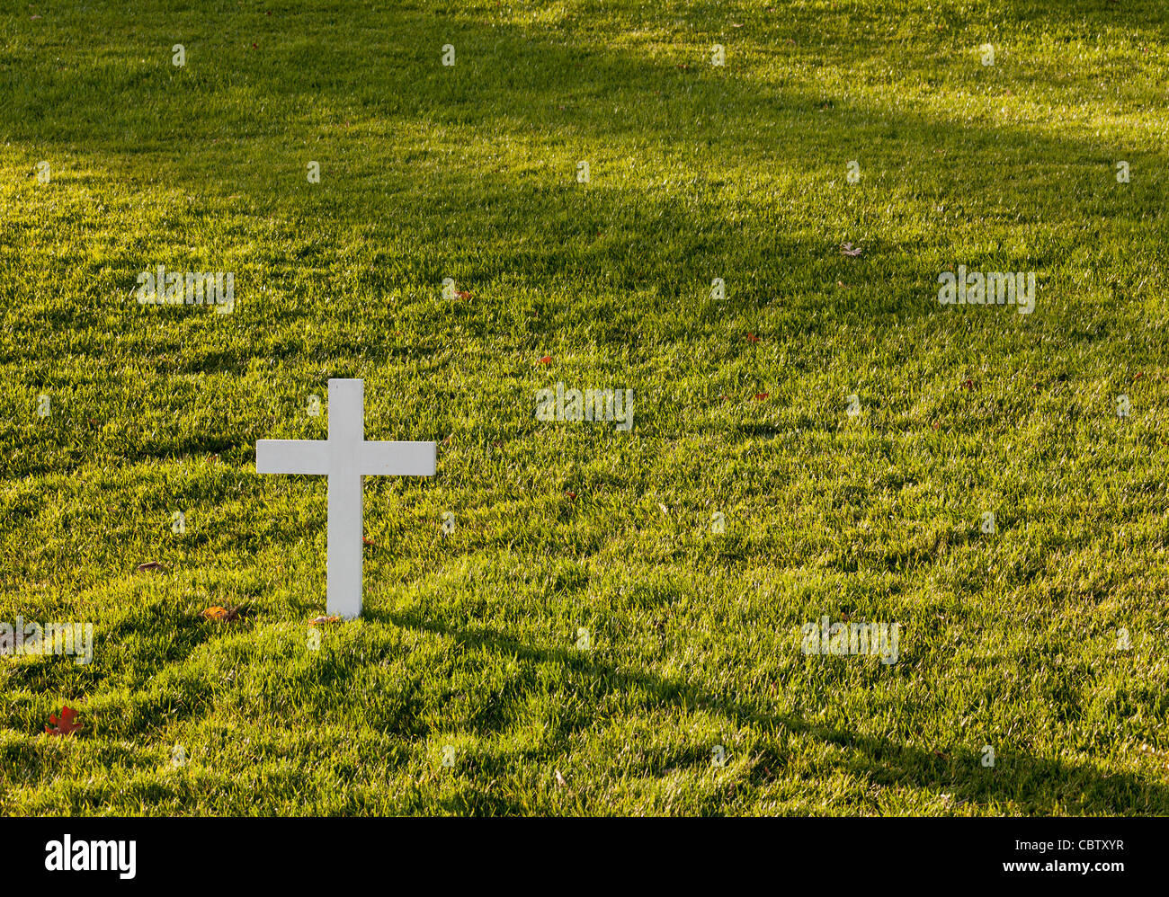 Einfaches weißes Kreuz in Rasen auf Robert Kennedy Memorial in Arlington Cemetery Stockfoto