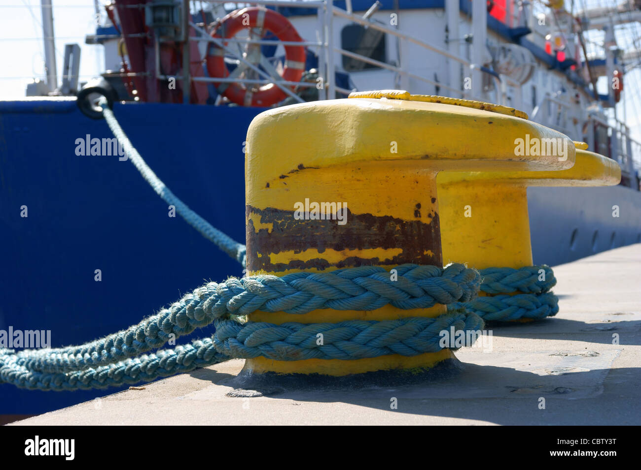 Port-Detail und Schiff zu befestigen das Seil festmachen an der Poller  Stockfotografie - Alamy