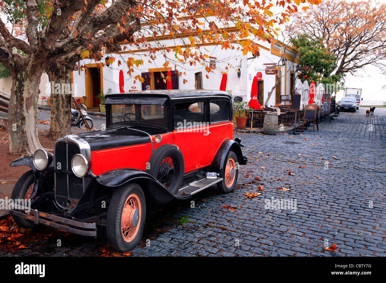 Alte rot und schwarz restauriert Oldtimer in Colonia del Sacramento Street. Uruguay, Südamerika. Stockfoto