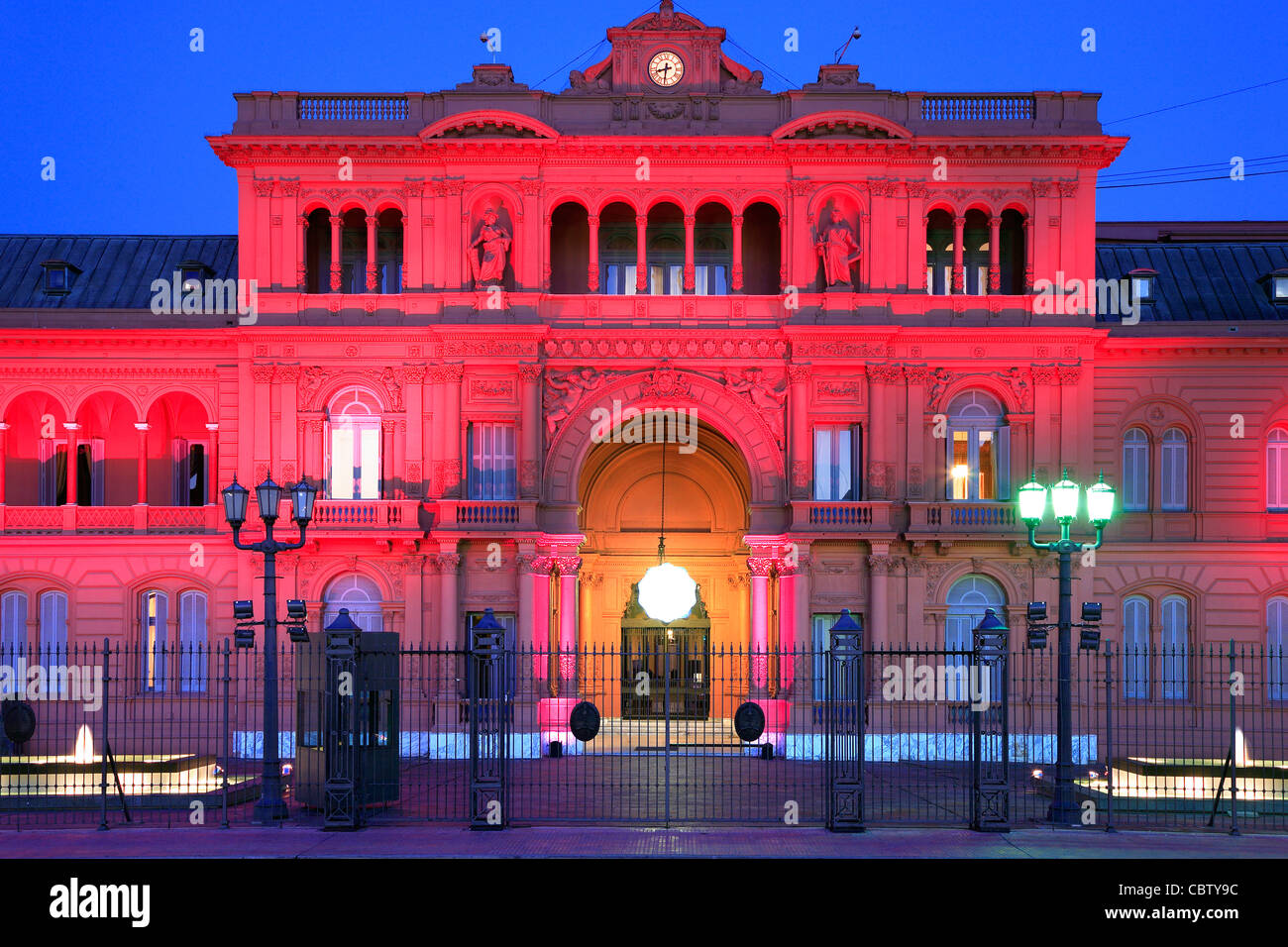 "Rosa Haus" (nationale Regierung Präsidentenpalast) bei Dämmerung, mit neuen Schriftart am Eingang. Plaza de Mayo, Buenos Aires. Stockfoto