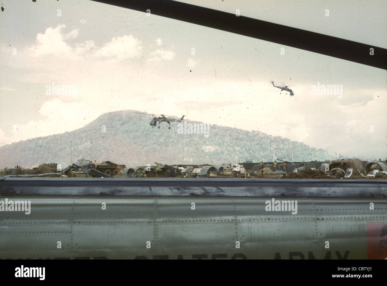 Sikorsky S-64 Skycrane amerikanische zweimotorigen Schwerlast-Hubschrauber fliegen in der Nähe von Quan Loi Stockfoto