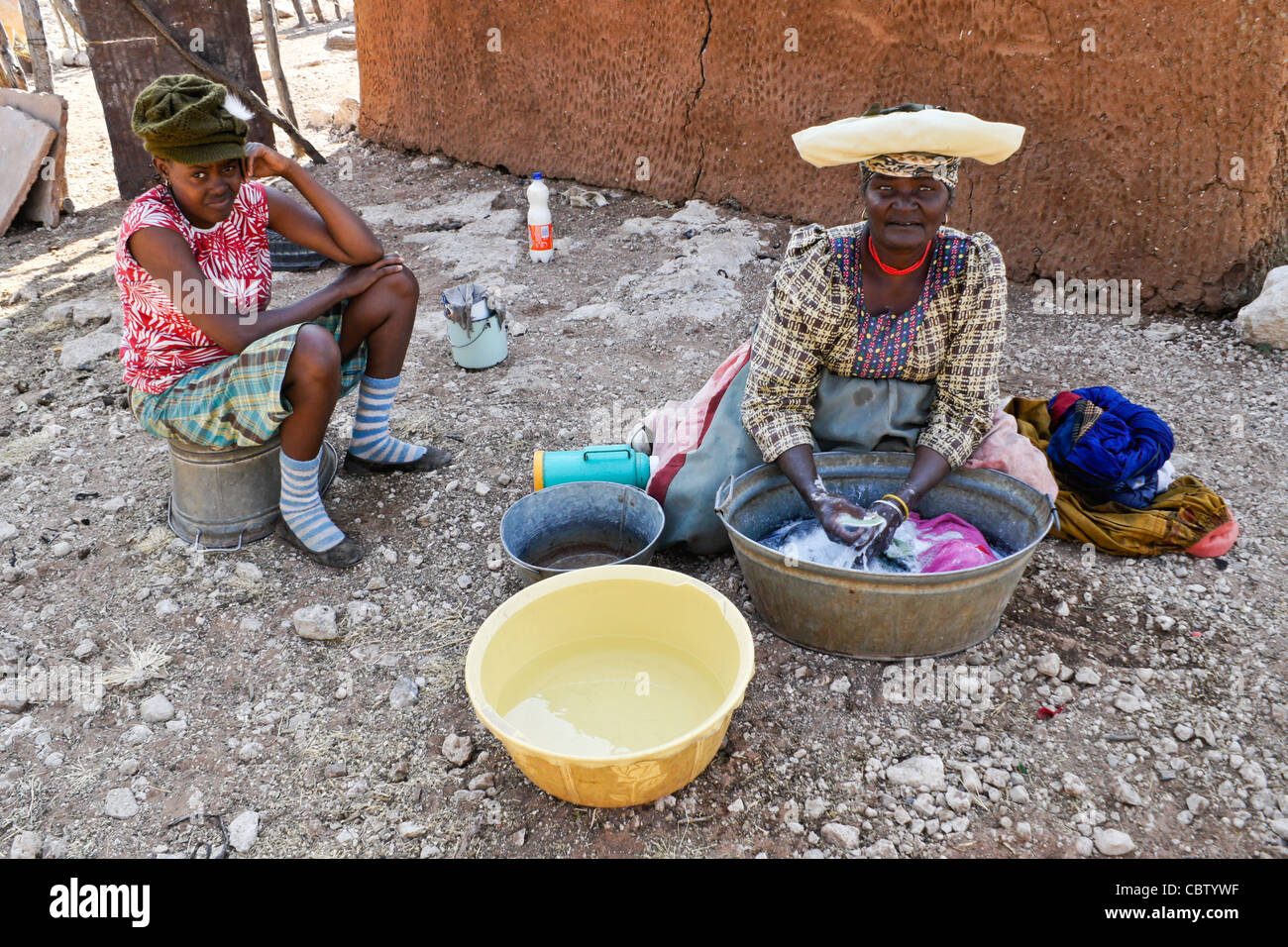 Herero-Frau Wäsche waschen, Damaraland, Namibia Stockfoto