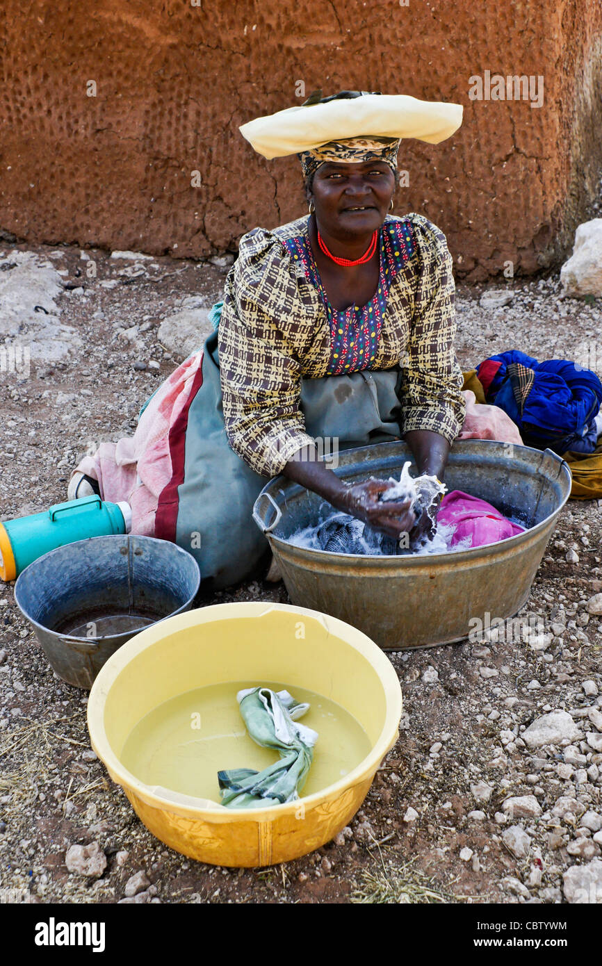 Herero-Frau Wäsche waschen, Damaraland, Namibia Stockfoto