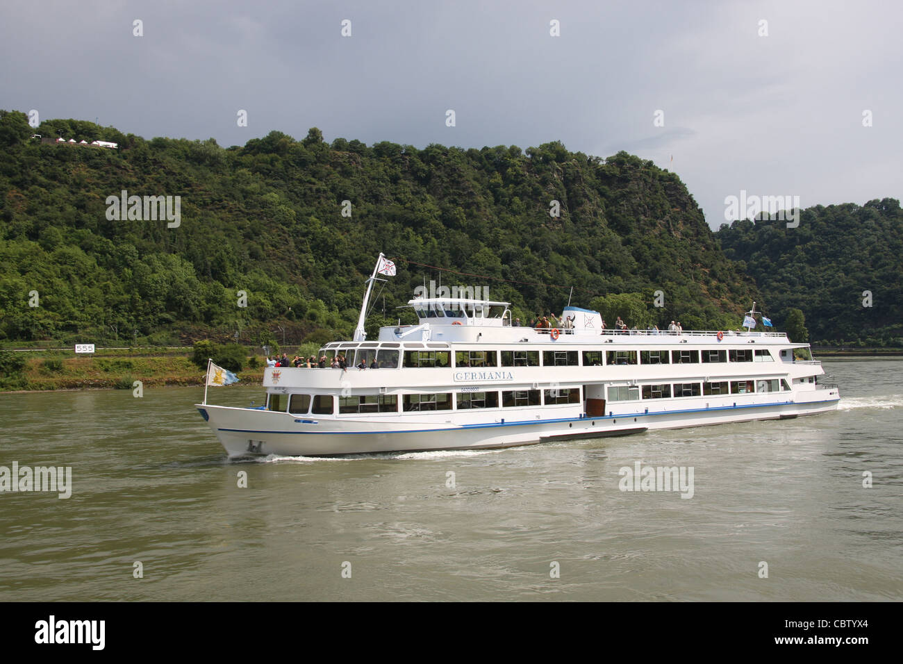Fluss-Kreuzfahrt-Schiff Germania am Rhein stromabwärts der Loreley Stockfoto