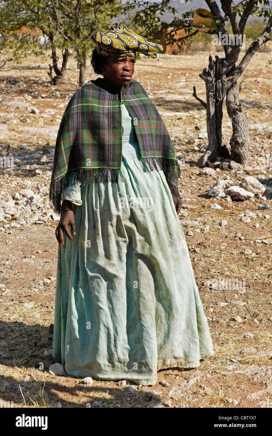 Herero-Frau in traditioneller Kleidung, Damaraland, Namibia Stockfoto