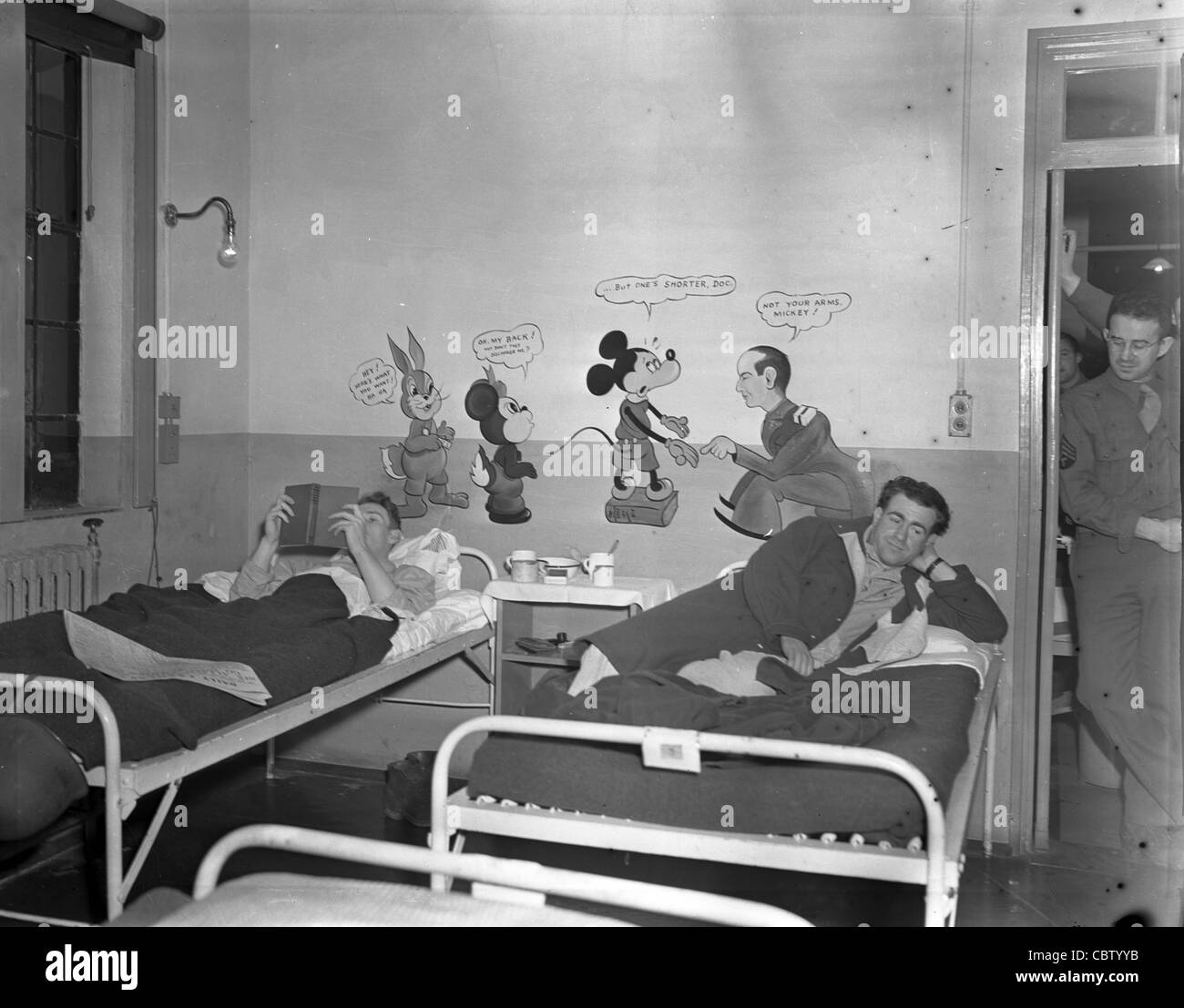 GIs in Betten während WWII mickey-mouse-Zeichnungen Stockfoto