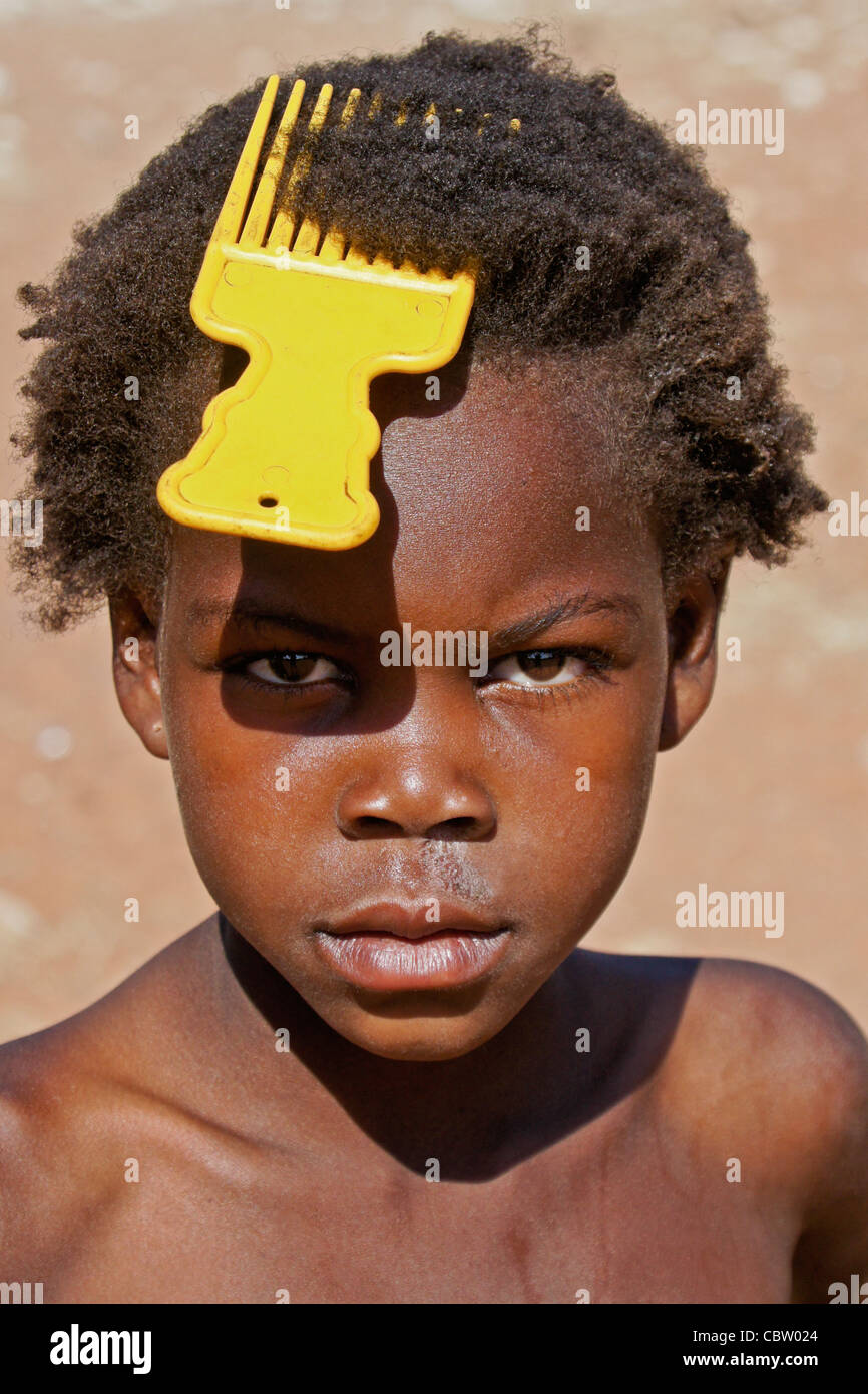 Herero junge Mädchen mit großen Kamm, Damaraland, Namibia Stockfoto