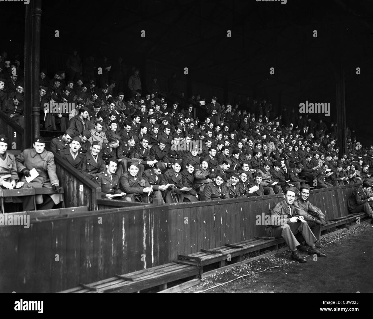 Amerikaner GIs beobachten und spielen Fußball in England UK Großbritannien während des zweiten Weltkriegs vor dem Schlafengehen Europa gegen die deutschen Stockfoto