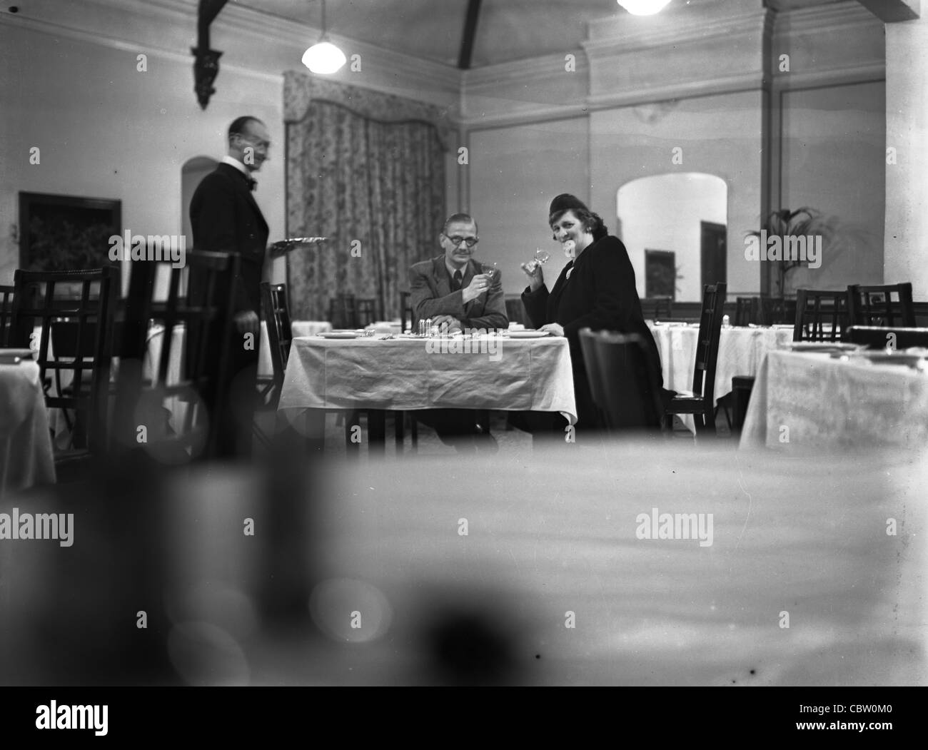 Britischen Gastgebern im Speisesaal mit Diener während des zweiten Weltkriegs Stockfoto