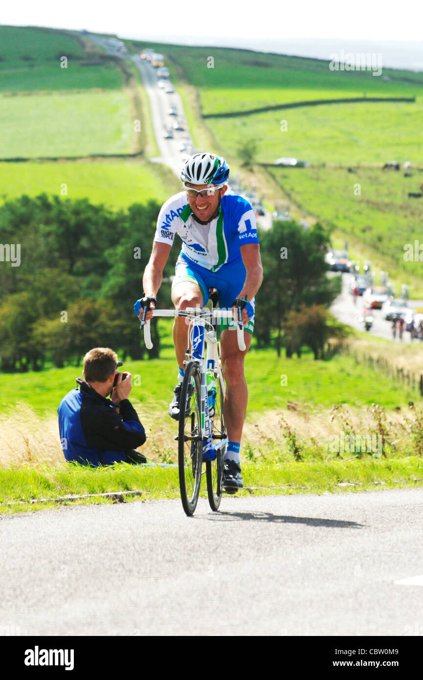 Team Net APP-Tour von Großbritannien Radfahrer ist in einer Ausreißergruppe auf der 2011 Tour of Britain über den Staffordshire Moorlandschaften Stockfoto