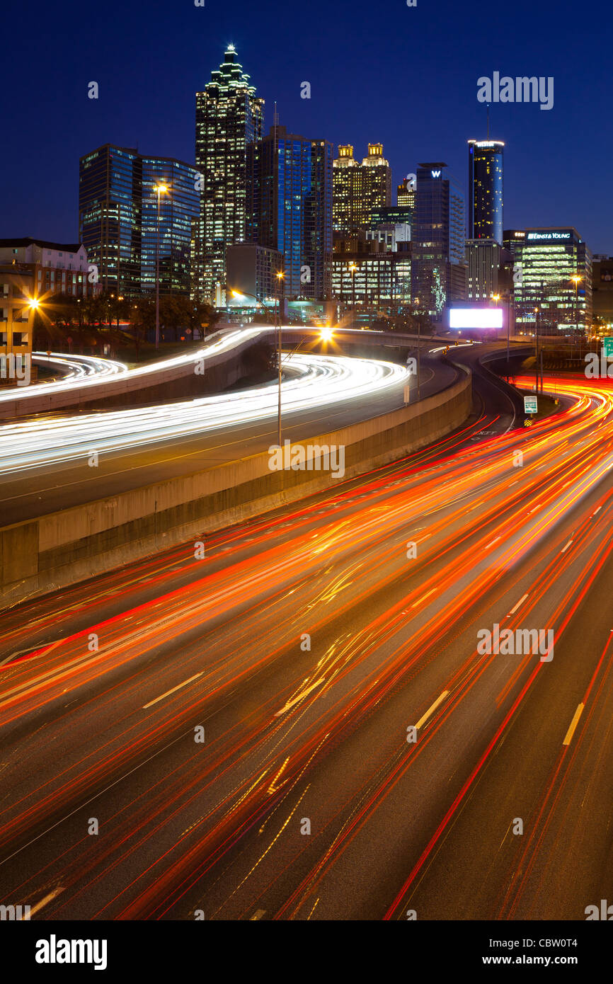 Der i-85 Autobahn und Midtown Atlanta in der Nacht Stockfoto