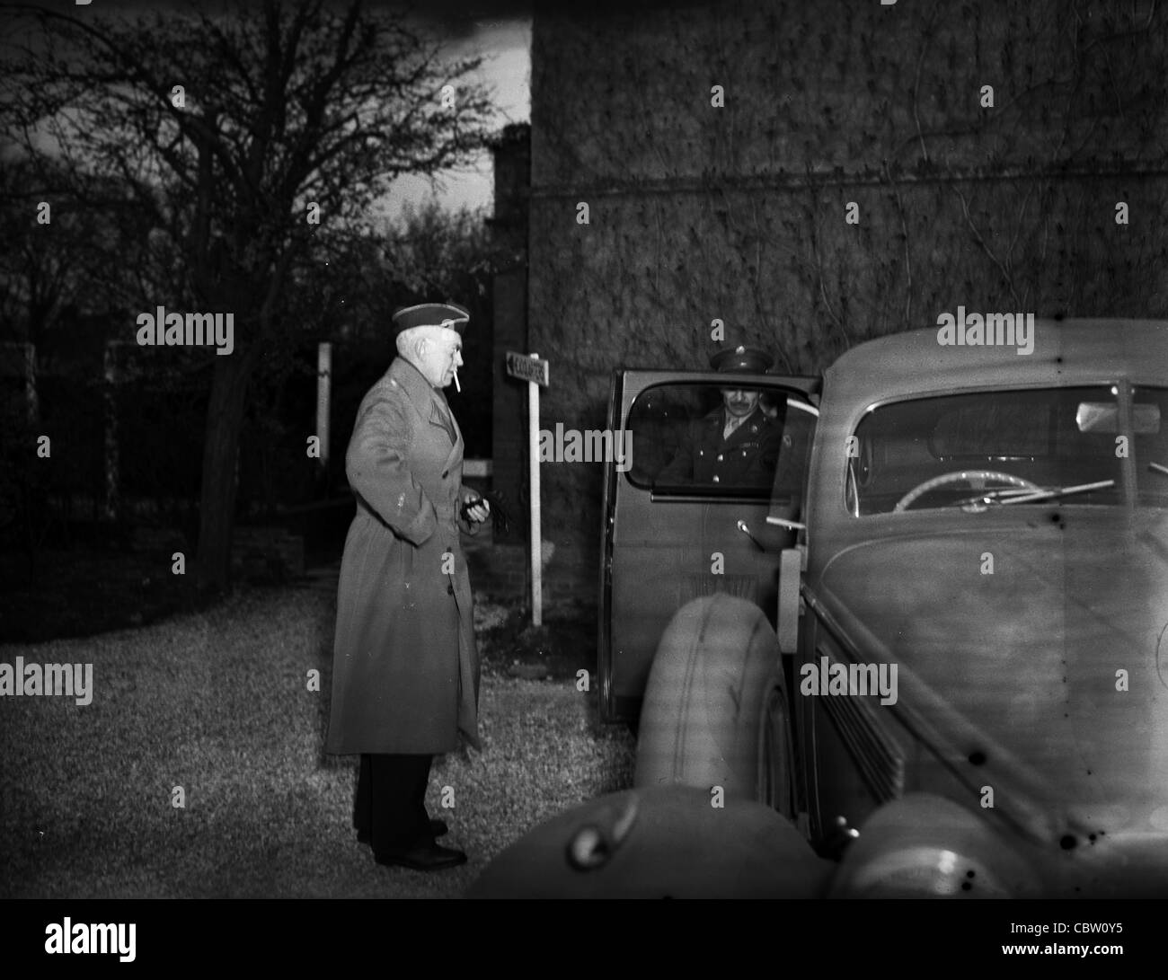 Europa und England während des zweiten Weltkriegs. US Armee Offizier rauchende Zigarre ins Auto Stockfoto