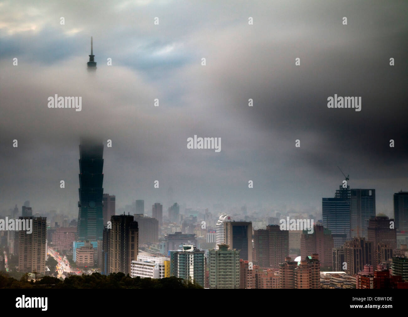Taipei 101 Gebäude auf einem sehr bewölkten Tag Stockfoto