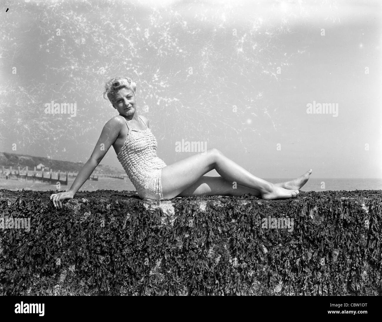 Europa und England während des zweiten Weltkriegs. Pin-up Frau Mode Badeanzug der 1940er Jahre Mode Stockfoto