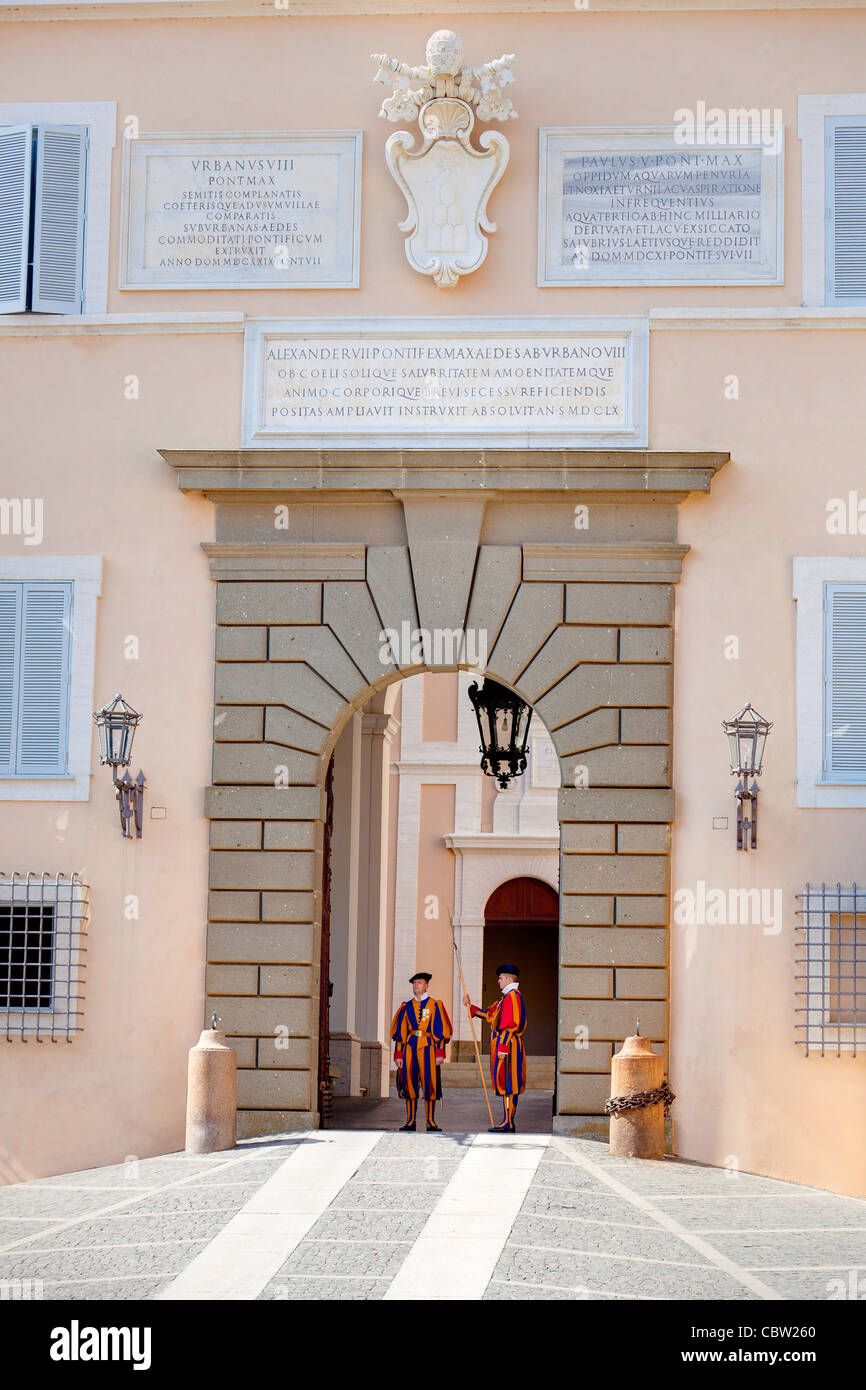 Schweizer Garde vor dem Vatikan päpstlichen Eingang in Castel Gandolfo, Italien Stockfoto