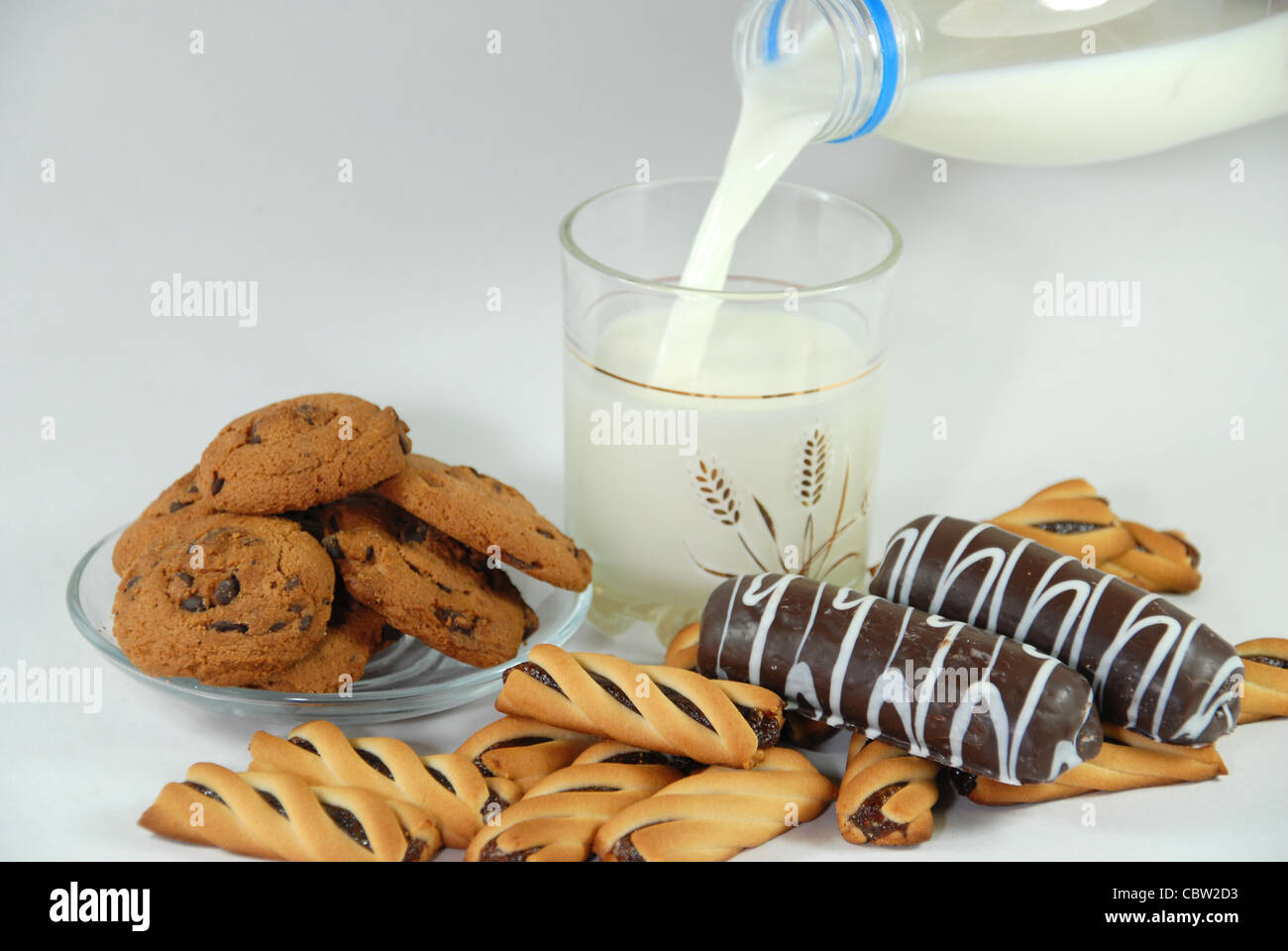 Cookies und Milch nach Hause, freundlich, lecker, natürliche Lebensmittel mit Vitaminen Stockfoto