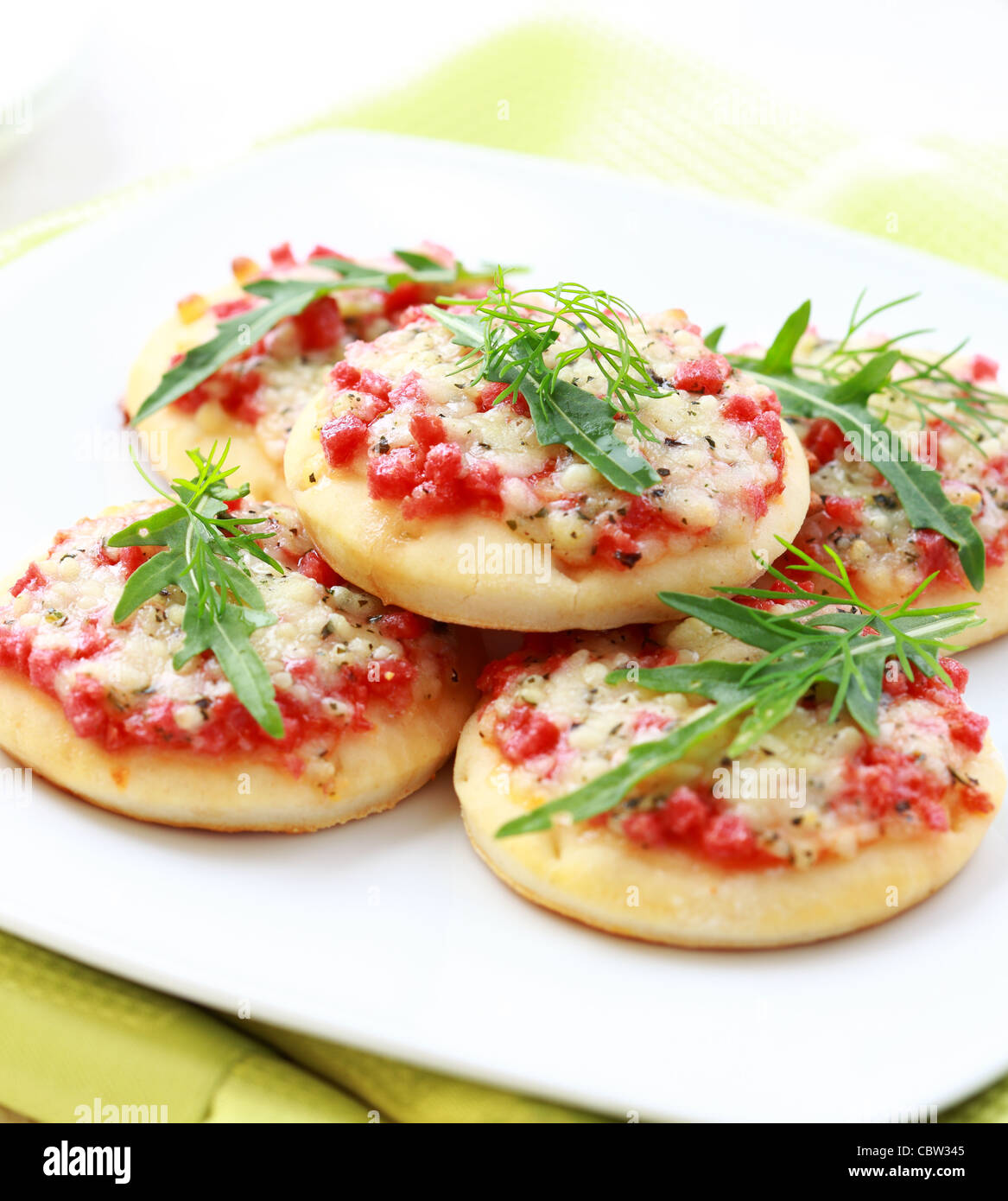 Kleine Kuchen mit Schinken und Käse als Vorspeise Stockfoto