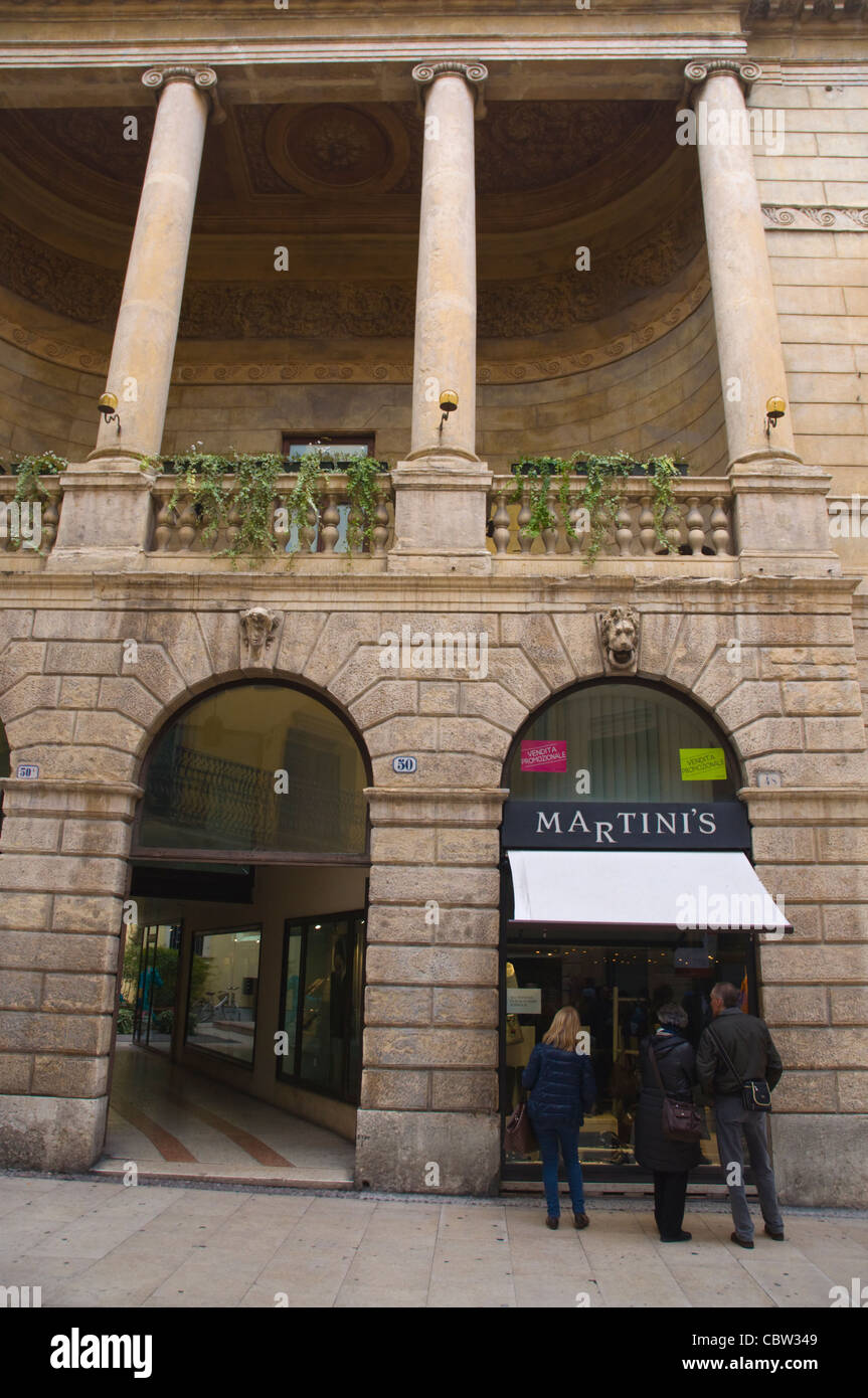 Menschen Sie vor Martini Shop entlang Via Mazzini Straße Altstadt Verona Venetien Region Nord Italien Europa Stockfoto