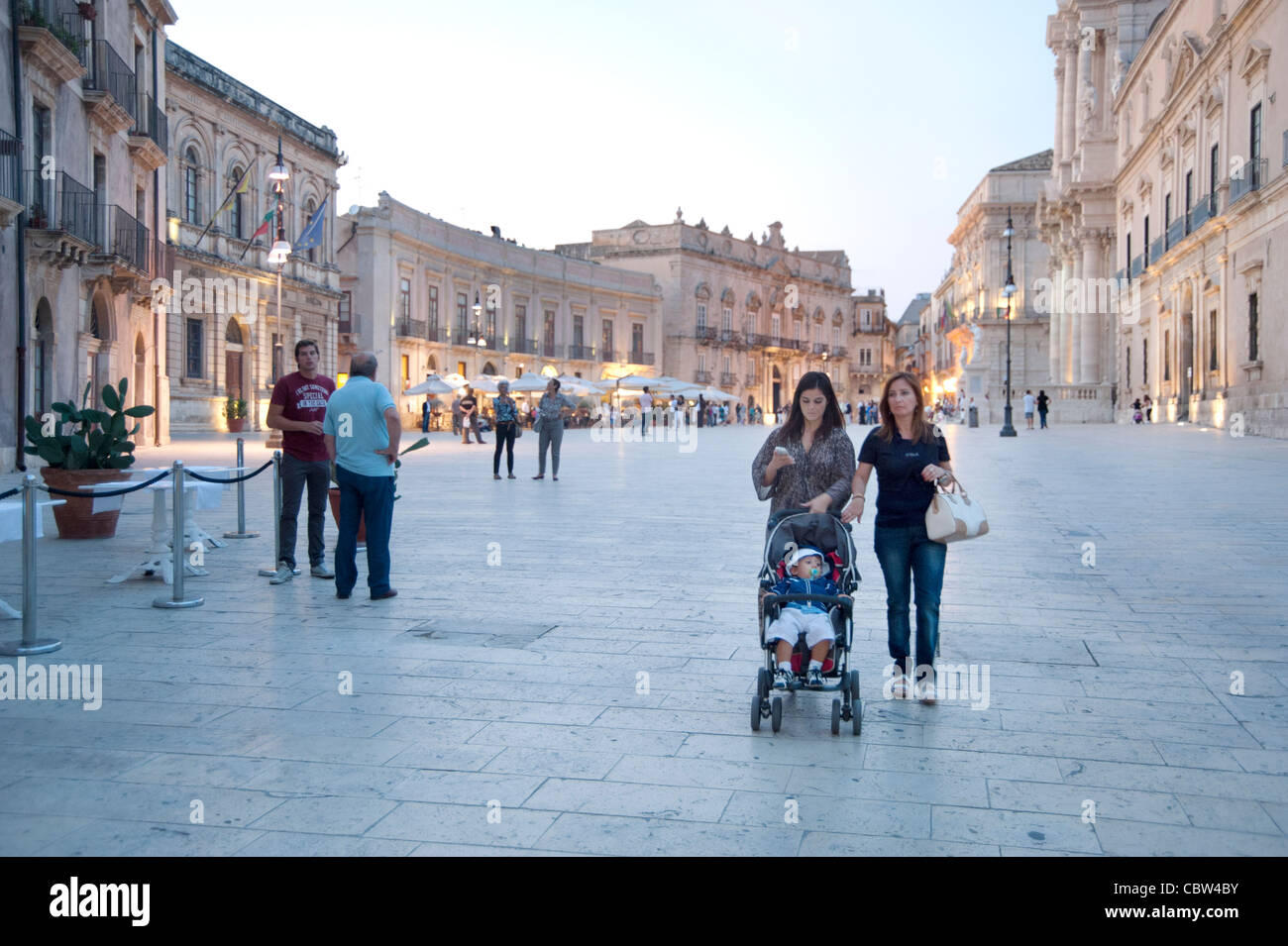 Mutter und Erwachsene Tochter nach dem Einkauf in Syracusa, Piazza di Duomo, Sizilien, Italien Stockfoto