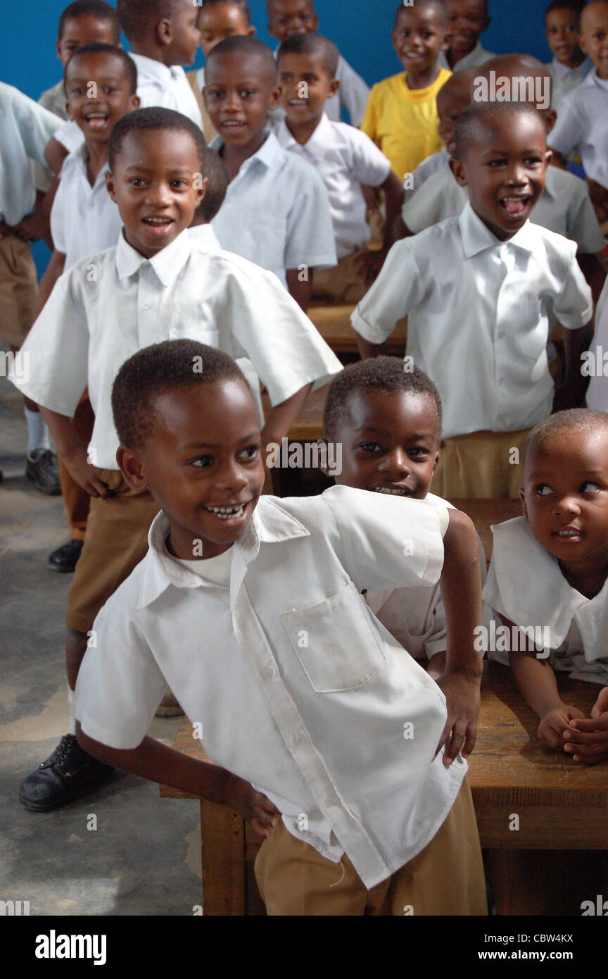 Gluckliche Kinder In Den Kirchenbanken Einer Grundschule In Der Dritten Welt Stonetown Sansibar Tansania Editorial Bildern Stockfotografie Alamy