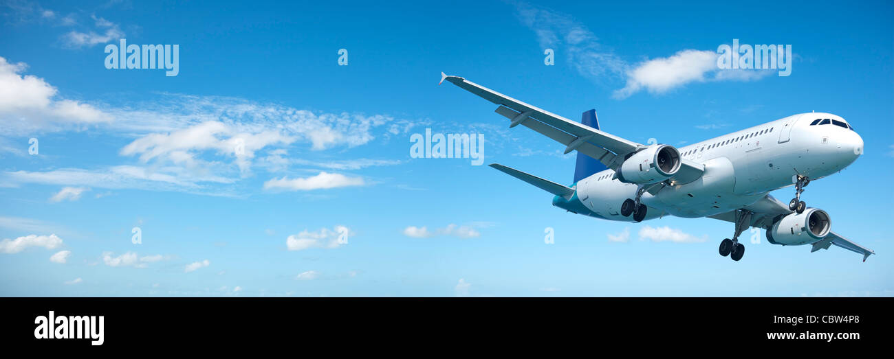 Jet-Flugzeuge in einem blauen Himmel. Panorama-Komposition. Stockfoto