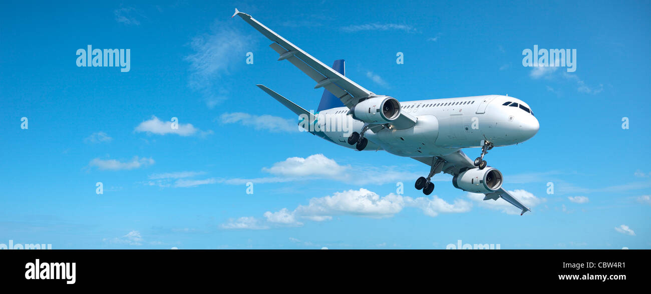 Jet-Flugzeug am Himmel. Panorama-Komposition. Stockfoto