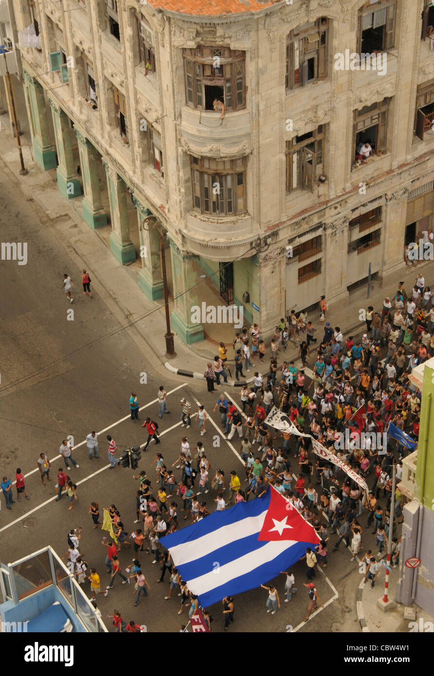 Menschen, die die kubanische Flagge in einer Straßendemonstration in Altstadt Havanna, Kuba Stockfoto