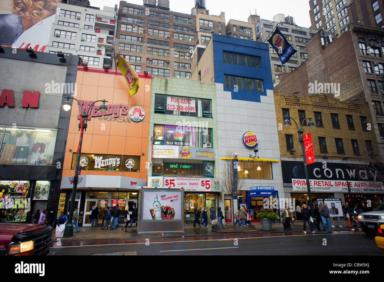 Wendys und Burger King Fastfood-Restaurants sind fast nebeneinander auf der West 34th Street in New York Stockfoto