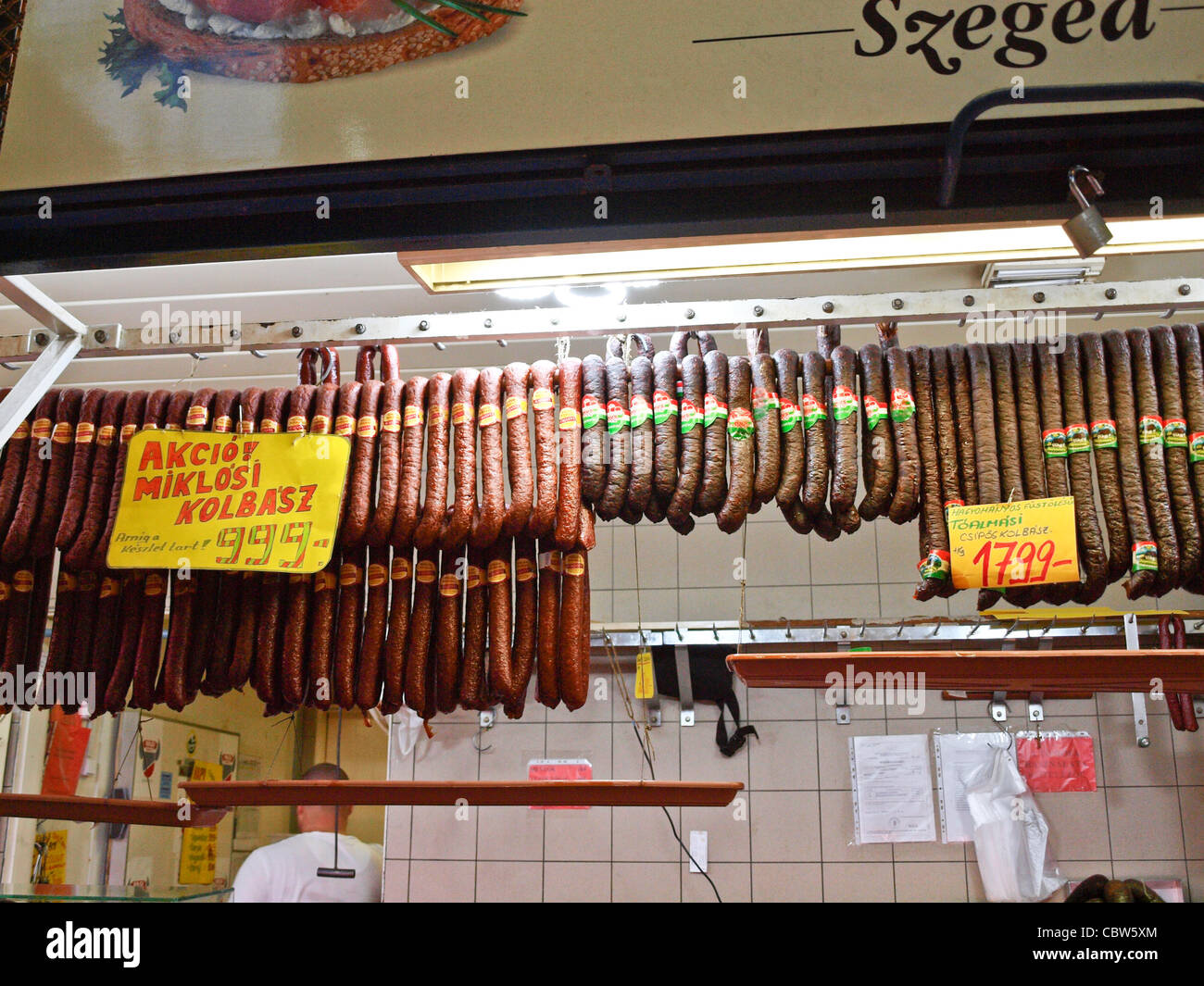 Ein Wurst-Shop in der zentrale Markt von Budapest, Ungarn Stockfoto