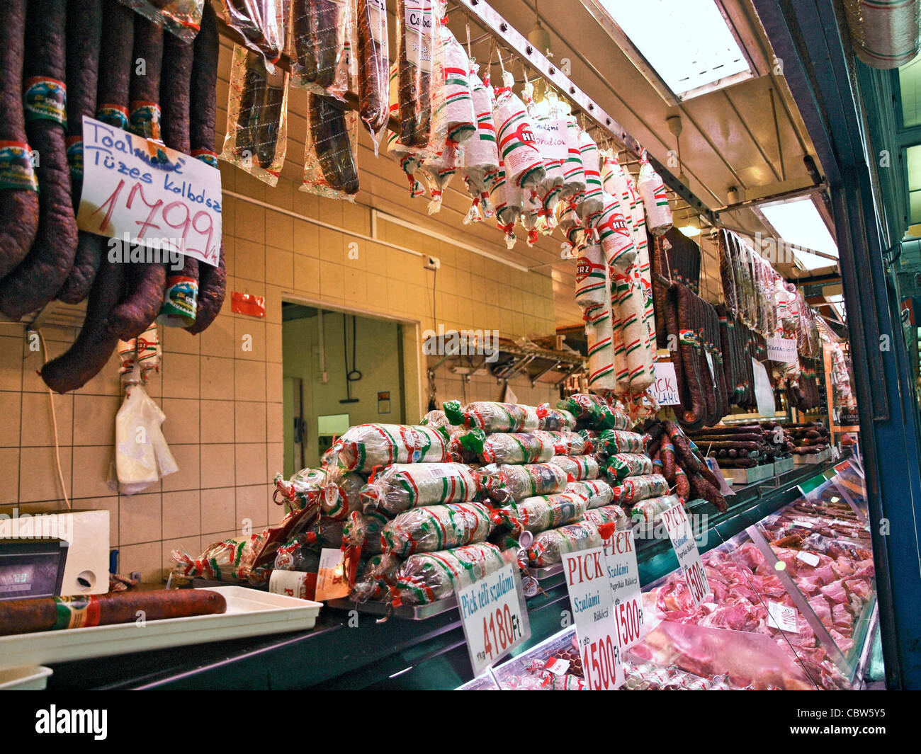 Ladengeschäft Wurst- und Fleischwaren in der zentrale Markt von Budapest, Ungarn Stockfoto