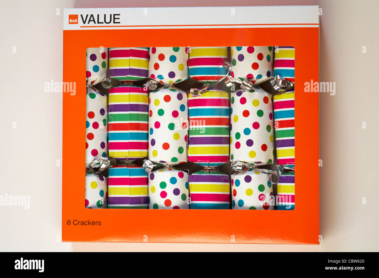 Kasten B&Q-Wert Knallbonbons - gestreifte Cracker und spotty Cracker auf weißem Hintergrund Stockfoto