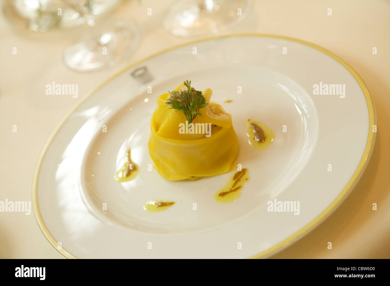 Vergoldete Essen vom Restaurant Patrick Guilbaud, die nur zwei Michelin-Sterne-Restaurant in der Merrion Hotel Dublin, Irland. Stockfoto