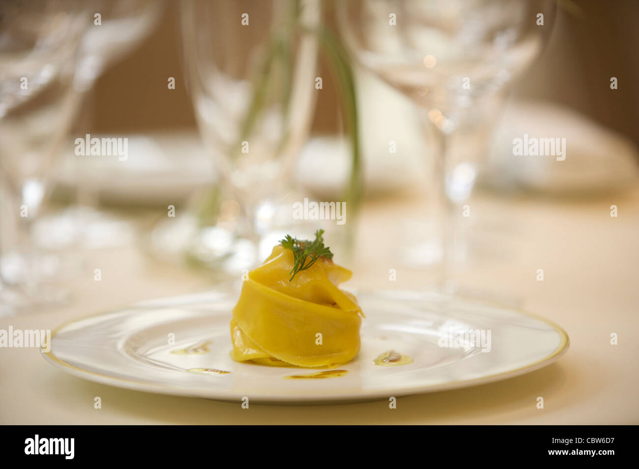 Vergoldete Essen vom Restaurant Patrick Guilbaud, die nur zwei Michelin-Sterne-Restaurant in der Merrion Hotel Dublin, Irland. Stockfoto