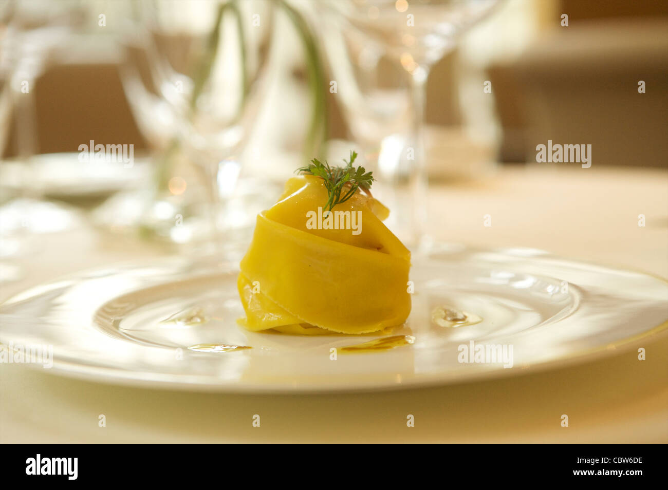 Vergoldete Essen vom Restaurant Patrick Guilbaud, die nur zwei Michelin-Sterne-Restaurant in der Merrion Hotel Dublin, Irland. Stockfoto