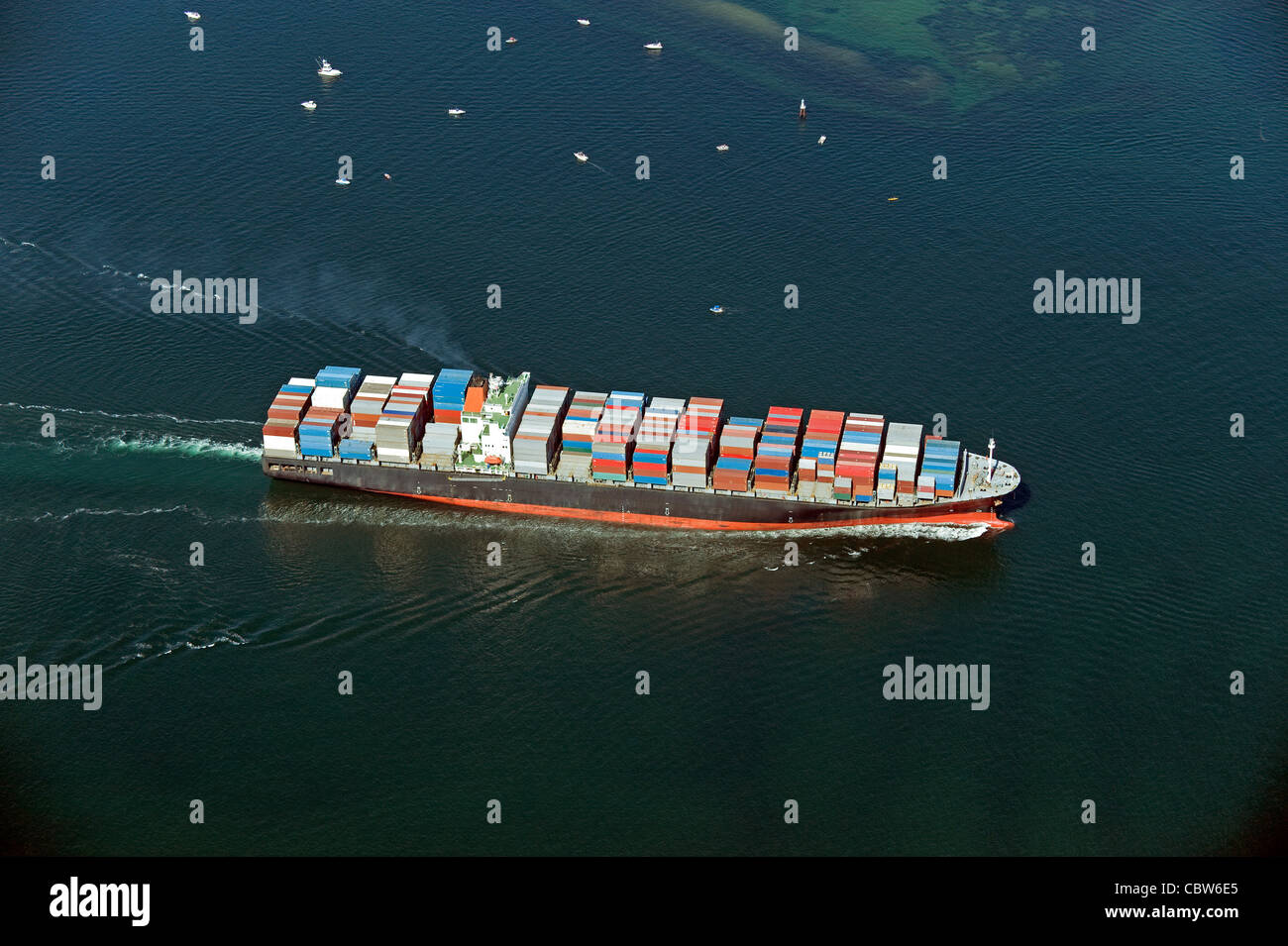 Schiff mit Containern auf dem Meer Stockfoto