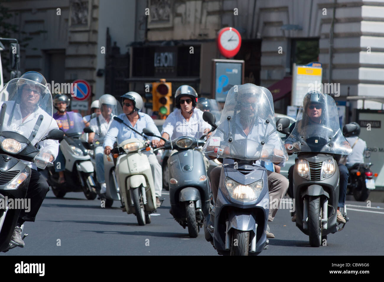 Schwärme von Roller auf den Straßen von Neapel, Italien Stockfoto