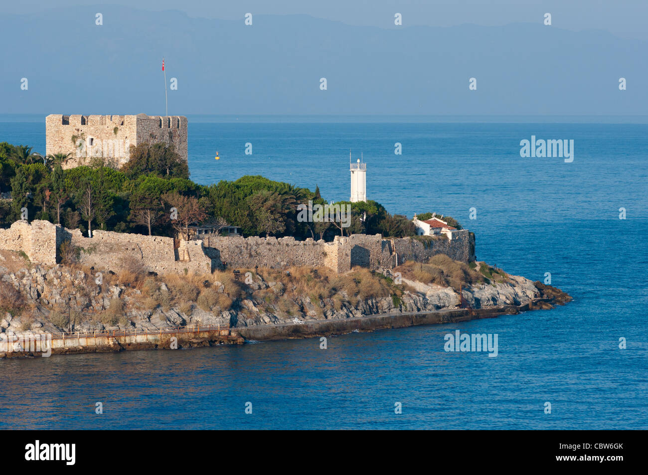 Türkei, Kusadasi. Kleine Insel der Guvercin Adasi (aka Taube Island) im Ägäischen Meer, Festung aus dem 14.-15. Jahrhundert. Stockfoto