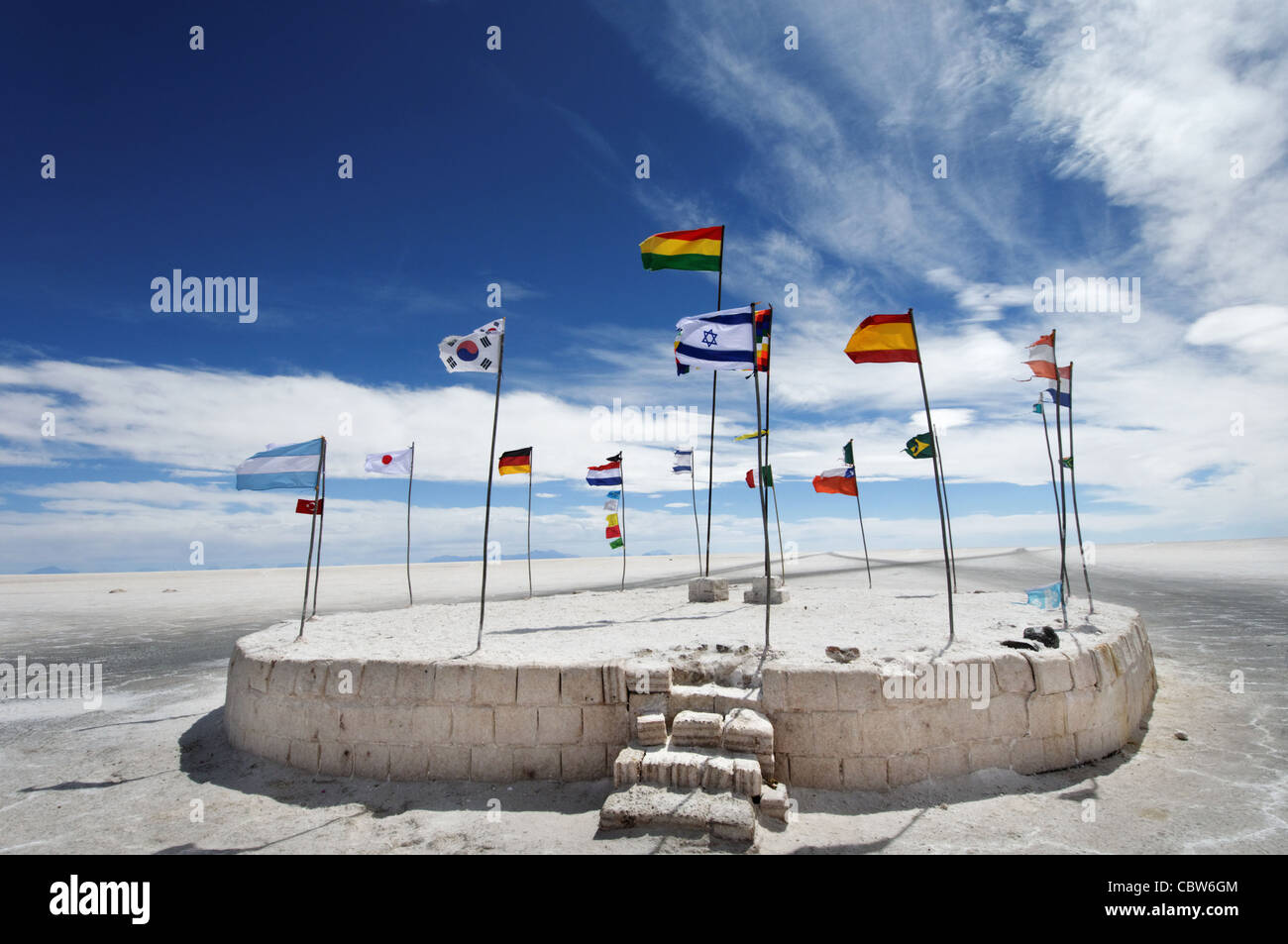 Nationalflaggen, die fliegen in der Salar de Uyuni, Bolivien Stockfoto