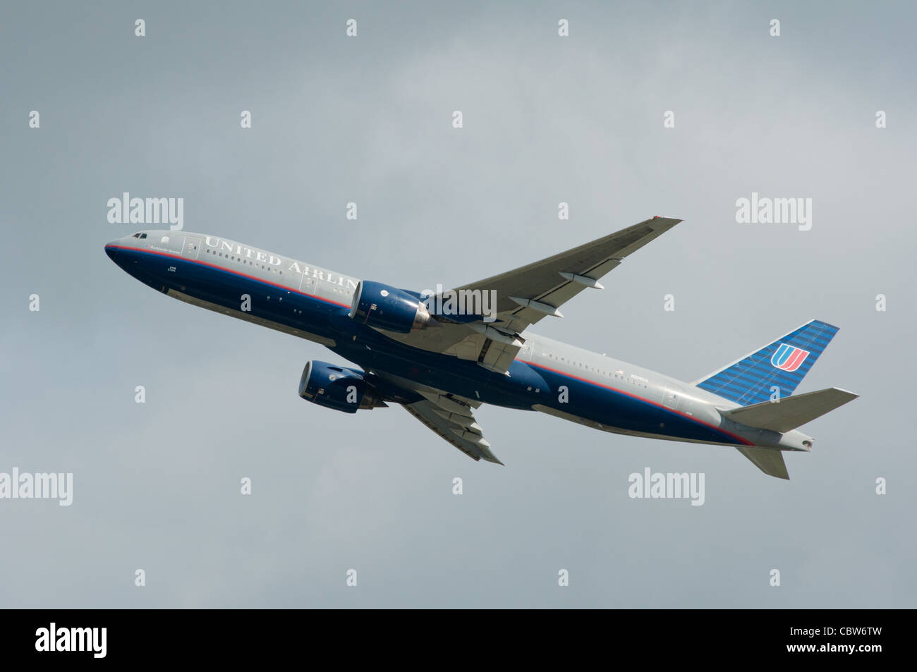 Boeing 777 von United Airlines klettern aus betrieben nehmen Sie am Flughafen London Heathrow, Vereinigtes Königreich. Stockfoto